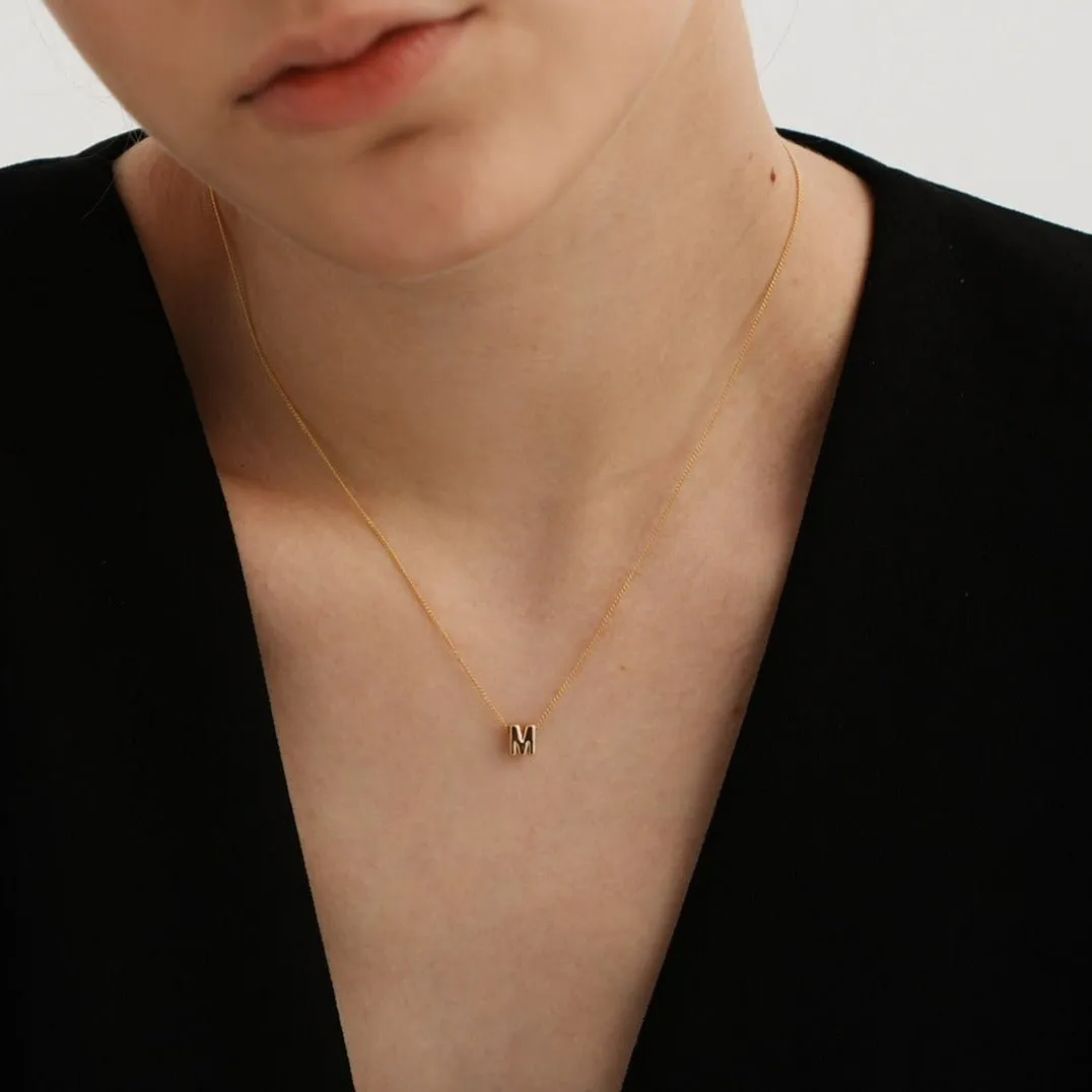 ESSENTIAL ARIAL LETTER NECKLACE